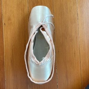 Freed pointe shoes. DV Wing 5 1/2 XX 🎼 clef maker